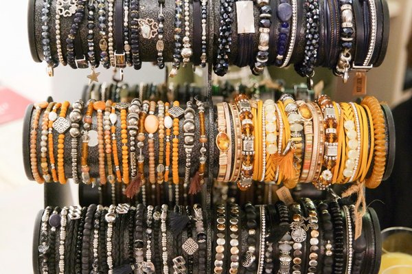 Quels sont les secrets pour associer des bracelets manchettes avec des tenues casual?